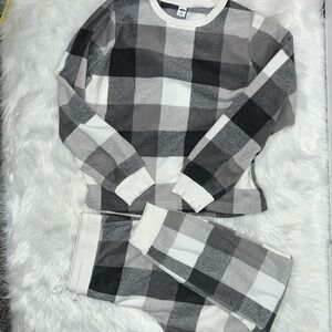 OLD NAVY ON women’s micro fleece Grey Buffalo pajama set MEDIUM
